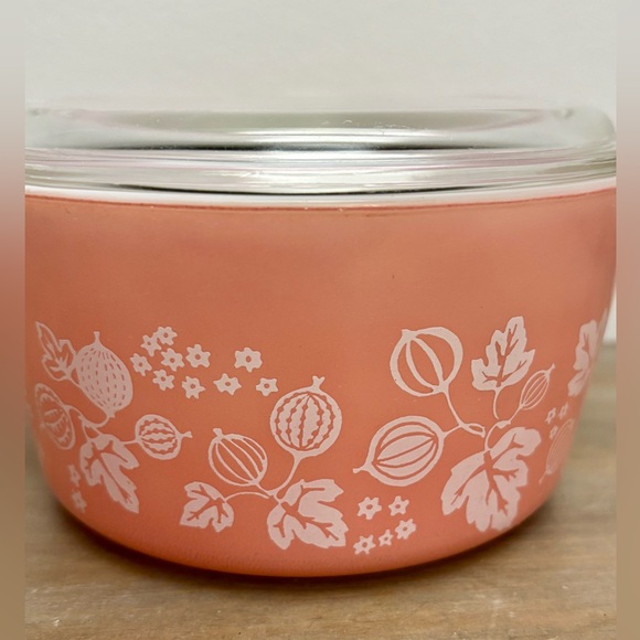 Vintage Pyrex Gooseberry Pink 473 1 Quart Round Covered Casserole dish with lid - Picture 2 of 15